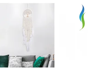 Détail de l'attrape-rêves mural macramé blanc fait main avec motif arbre de vie
