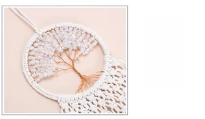 Détail du macramé Arbre de Vie fait main avec cordon en coton blanc et pierres naturelles