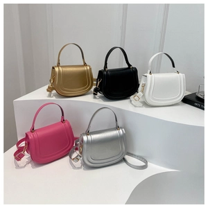 Eleganti borse a sella a mezzaluna in cinque colori con tracolle regolabili e manico