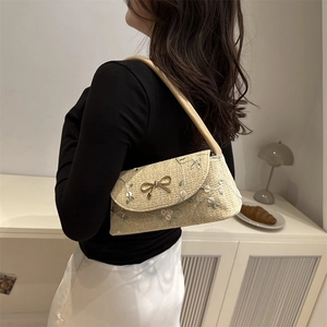 Sac baguette vintage en paille avec broderie florale et boucle papillon dorée pour femme