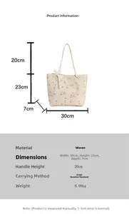 Détail du sac cabas tissé avec broderie florale verte et décoration en nœud de dentelle