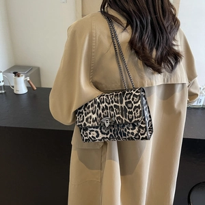 Fashionable leopard print chain shoulder bag with metal buckle and rectangular flap