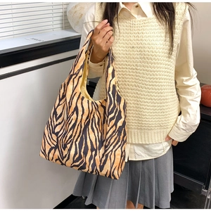 Grote canvas shopper met stijlvolle geel-zwarte tijgerprint en brede schouderband voor dames