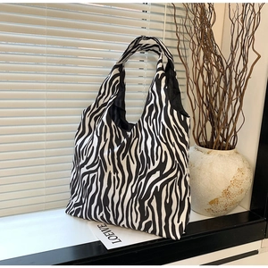 Detail van zebraprint canvas shopper met dikke zwart-witte dierlijke patroontextuur