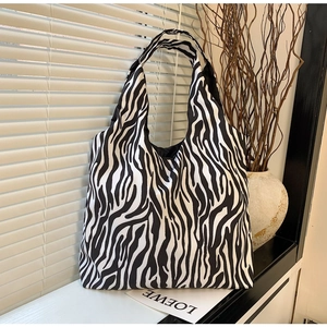 Detail van een ruime zebraprint shopper met stijlvolle brede schouderband