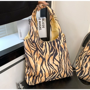 Detail van gele canvas shopper met zebraprint, gestructureerde stof en voering