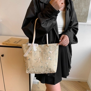 Sac fourre-tout en paille avec fleurs brodées, poignées en corde et nœud en dentelle chic