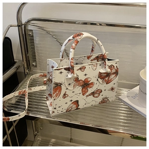 Détails du sac fourre-tout blanc avec imprimé papillon et motifs d'astrologie chic