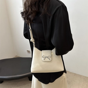Sac sous le bras minimaliste blanc cassé brillant avec un nœud en métal argenté délicat