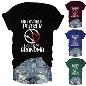 Detailansicht der vierfarbigen Kurzarm-T-Shirts mit Baseball-Themendruck
