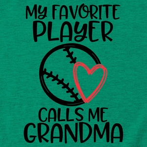 Detail eines smaragdgrünen T-Shirts mit My Favorite Player Calls Me Grandma Aufdruck