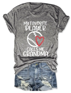 Detailansicht des grauen Oma-Baseball-T-Shirts mit Herz- und Ballprint auf Baumwolle