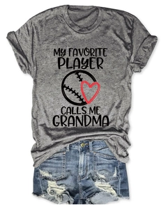 Detail eines grauen T-Shirts mit Baseball-Oma-Print und zerrissenen Denim-Shorts