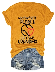 Detail von gelbem T-Shirt mit My Favorite Player Text und zerrissenen Denim-Shorts im Set