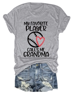 Detail eines grauen Baseball-Oma-T-Shirts kombiniert mit abgenutzten Denim-Shorts auf Weiß