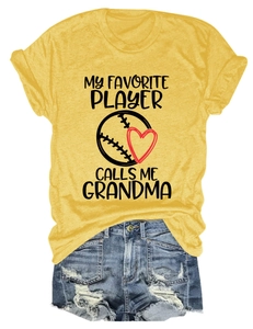Detailansicht der Baumwolltextur des gelben Oma-Baseball-T-Shirts mit Denim-Shorts
