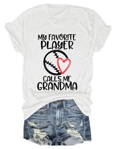 Detailansicht des Grandma-Slogans und Baseball-Grafikdrucks auf weißem Baumwoll-T-Shirt