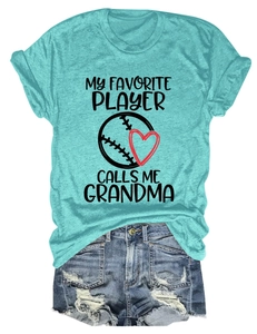 Detailansicht des Baseball-Oma-Grafik-T-Shirts mit zerrissenen Denim-Shorts im Set