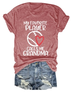 Flachbild einer ziegelroten T-Shirt mit Baseball-Print und Distressed-Denim-Shorts