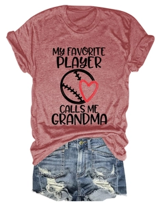 Nahaufnahme von ziegelrotem T-Shirt mit Oma-Spruch und blauen Denim-Shorts im Used-Look