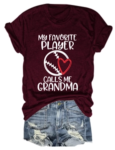 Flachbild-Detail des burgunderroten Baseball-T-Shirts mit Used-Look-Denim-Shorts