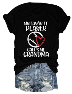 Detailansicht des schwarzen Baumwoll-T-Shirts mit My Favorite Player Calls Me Grandma Druck