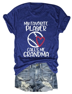 Detailliertes Flatlay-Damen-T-Shirt mit 'My Favorite Player Calls Me Grandma' Grafik
