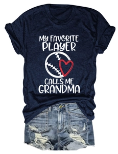 Flachliegendes dunkelblaues T-Shirt mit My Favorite Player Calls Me Grandma Aufdruck