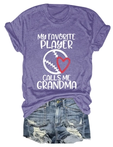 Flachbild von lila T-Shirt mit Baseball-Print und destroyed blauen Denim-Shorts