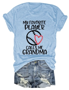Detail des blauen T-Shirts mit My Favorite Player Calls Me Grandma Spruch und Jeans-Shorts
