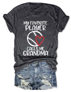 Detail von dunkelgrauem Oma-Baseball-T-Shirt mit zerrissenen Denim-Shorts