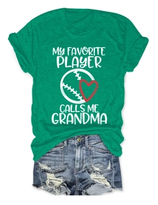 Flachbild-Layout von grünem T-Shirt mit Oma-Baseball-Spruch und Destroyed-Denim-Shorts