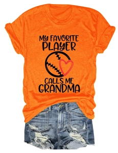 Detail eines orangen T-Shirts mit Baseball-Grafik und Jeans-Shorts für Frauen
