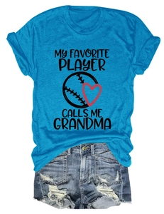 Flachbild von blauem T-Shirt mit Baseball-Druck und Distressed-Denim-Shorts Ensemble