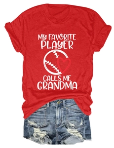 Detail eines roten Baumwoll-T-Shirts mit dem My Favorite Player Calls Me Grandma Aufdruck