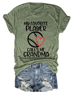 Detail von armee-grünem T-Shirt mit Baseball-Grafik und Distressed-Denim-Shorts
