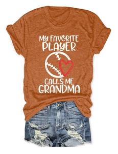 Detail von orangefarbenem T-Shirt mit Baseball-Print und blauen Denim-Shorts