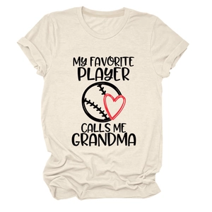 Detail eines beigen Baumwoll-T-Shirts mit Baseball-Herz-Print und Grandma-Schriftzug