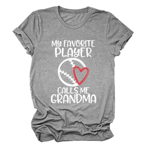 Nahaufnahme von Baseball-Herz-Grafik und Grandma-Spruch auf grauem Baumwoll-T-Shirt