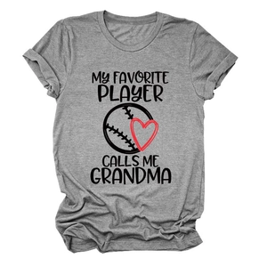 Detail eines grauen T-Shirts mit Baseball-Herz-Druck und Großmutter-Schriftzug