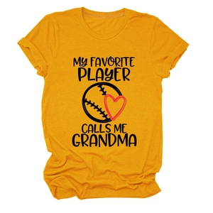 Detail eines weichen ingwergelben T-Shirts mit Baseball-Oma-Grafikdruck