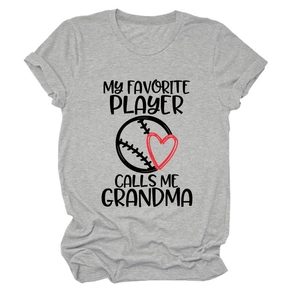 Nahaufnahme des My Favorite Player Calls Me Grandma Baseball-Herz-Aufdrucks auf T-Shirt