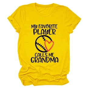Detail des gelben T-Shirts aus Baumwolle mit Aufdruck My Favorite Player Calls Me Grandma