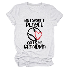 Detail des 'My Favorite Player Calls Me Grandma' Baseball-Aufdrucks auf weißem Baumwoll-T-Shirt