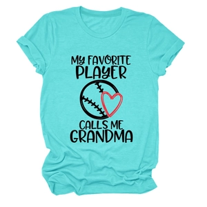 Detail eines türkisfarbenen Baseball-T-Shirts mit Grandma-Aufdruck und Herz