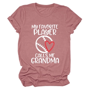 Detail eines altrosafarbenen T-Shirts mit Baseball-Grafik und Grandma-Schriftzug