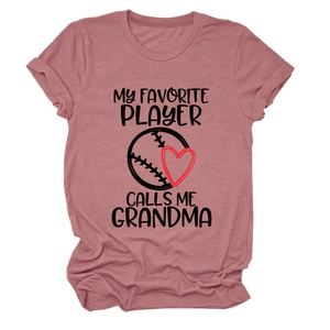 Detail eines malvenfarbenen T-Shirts mit My Favorite Player Calls Me Grandma Aufdruck