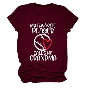 Detail eines burgunderroten T-Shirts mit Baseball-Grafik und Grandma-Text