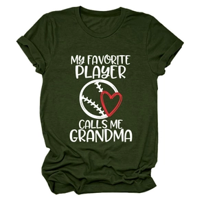 Detail eines dunkelgrünen T-Shirts mit My Favorite Player Calls Me Grandma Aufdruck und Logo