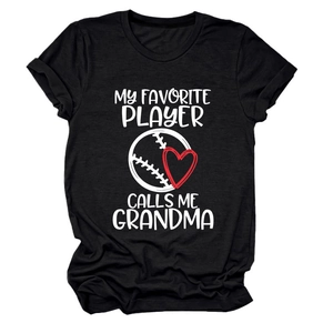 Detailansicht des My Favorite Player Calls Me Grandma Aufdrucks auf schwarzem T-Shirt